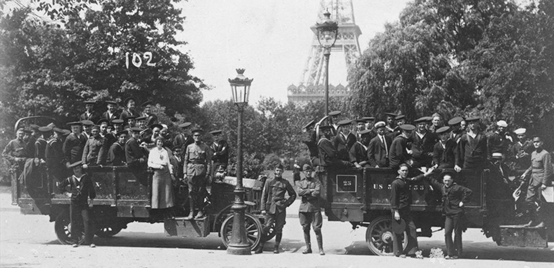 American soldiers and sailors in front of the Eiffel Tower